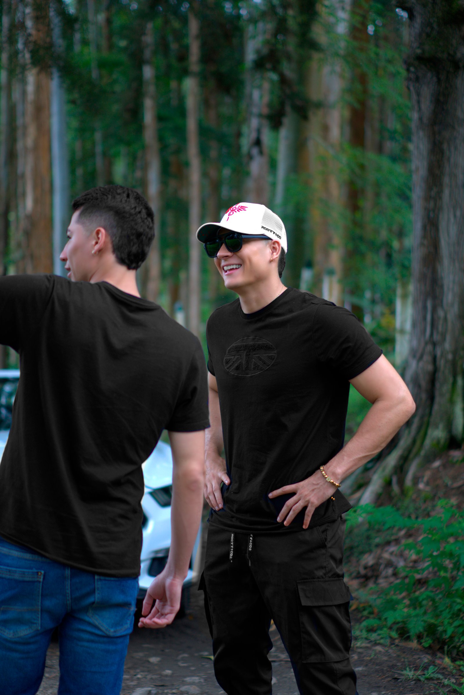 Fotografía de Camilo Mendez con una gorra de la coleccion color blanca